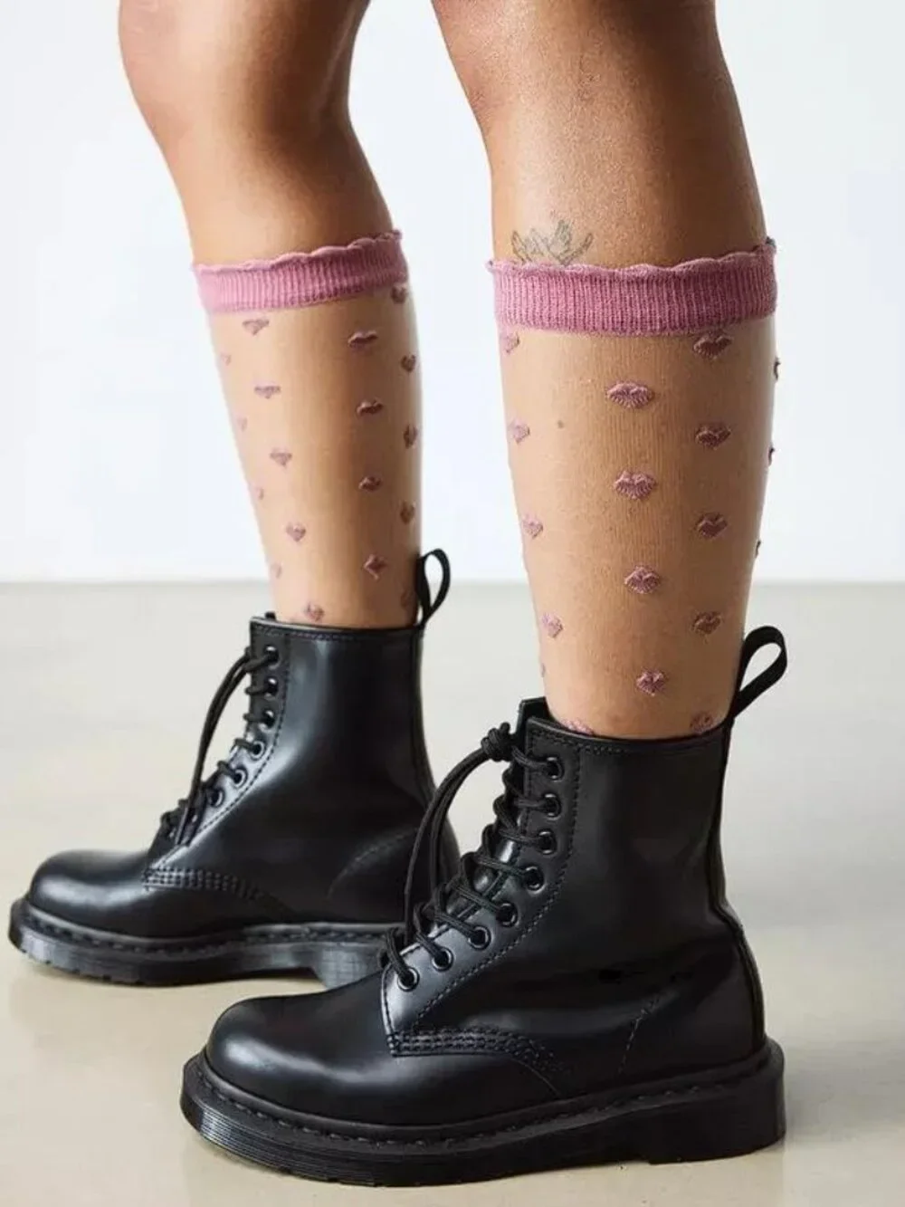DR. MARTENS Women's Short Heart Mesh Organic Cotton Blend Socks in Dusty Rose